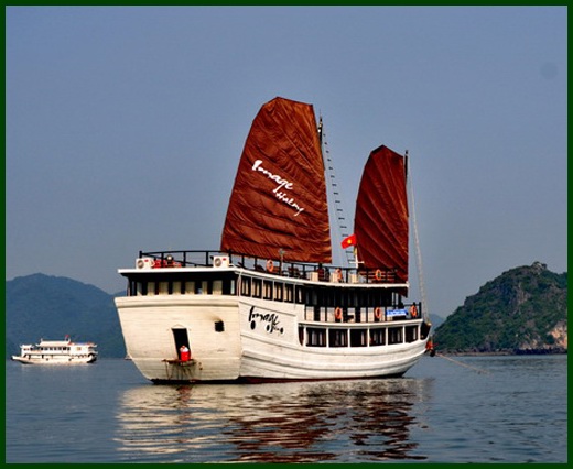 Halong Bay tour - Image junk cruise